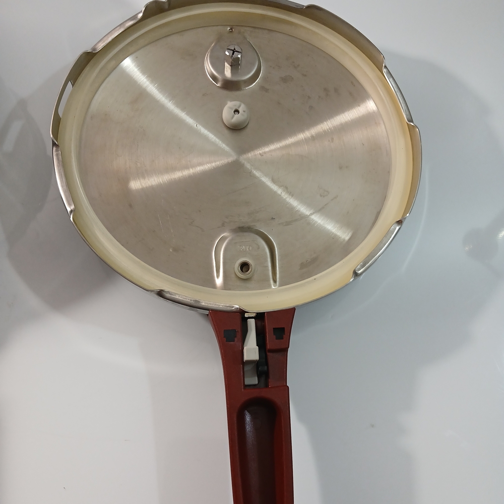 Silver and Red Pressure Cooker 4L - Picture 11 of 15